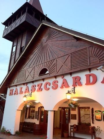 Fehertoi Halaszcsarda Es Szalloda Szatymaz Экстерьер фото